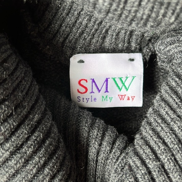 Women’s L red, white, and grey turtleneck sweater - Picture 5 of 6